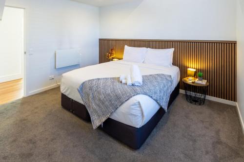 Christchurch Apartment | Spacious 6BR Family Home - Double Garage