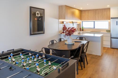 Christchurch City Centre Apartment | Game Day Getaway, 2BR Townhouse plus Parking