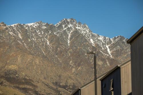 Frankton House | Kaha Villa Queenstown - with parking