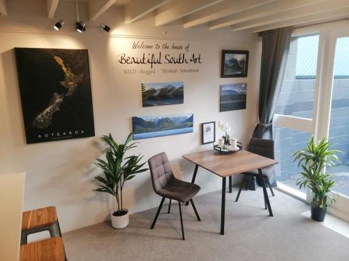 Invercargill Apartment | Kiwiana Art apartment , near city and Queens Park