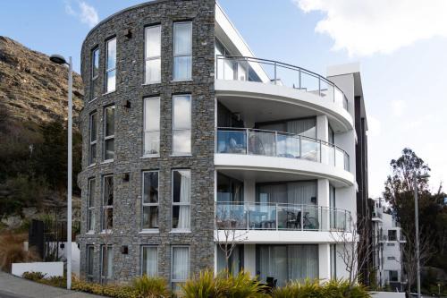 Kelvin Heights Apartment | Sunlit Serenity Lakefront Apartment