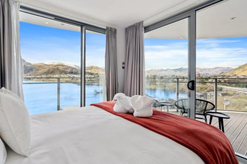 Kelvin Heights Apartment | Sunlit Serenity Lakefront Apartment
