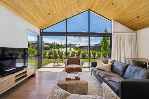Wanaka House | Mountain Views