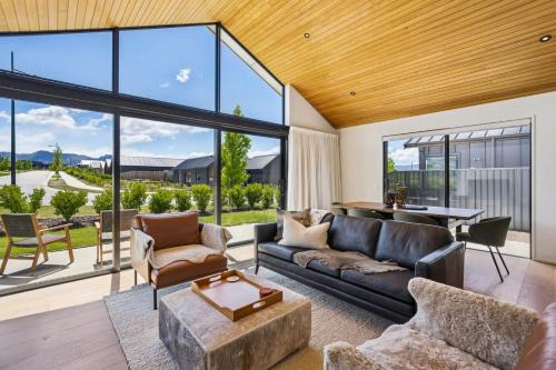 Wanaka House | Mountain Views