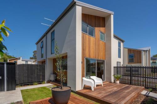 Addington House | Cozy Town House - Walk to Addington Raceway