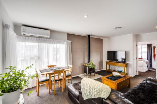 Hastings House | Cozy on Clive - Hastings Holiday Home