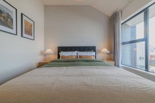 Edgeware Apartment | Sherborne Courtyard Retreat 1br with Parking