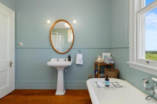 Karioitahi Villa | The School Teachers House Historic Cottage