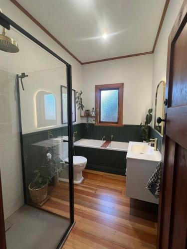Palmerston North House | Chic 4 bedroom City Home with large Garden