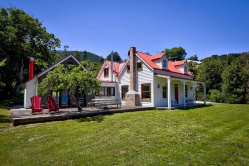 Queenstown House | Lakeside Bliss Homestead with outdoor spa