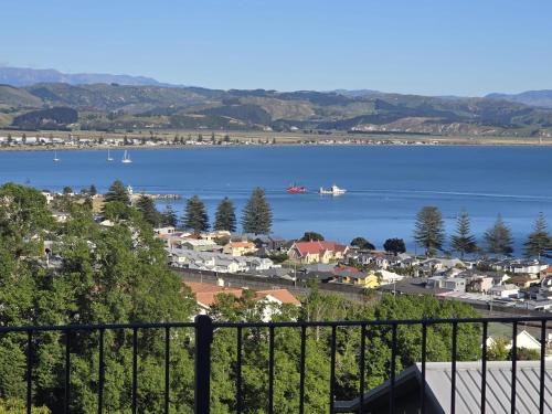 Bluff Hill House | A La Roslyn