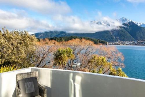 Kelvin Heights Apartment | Lakeside Escape