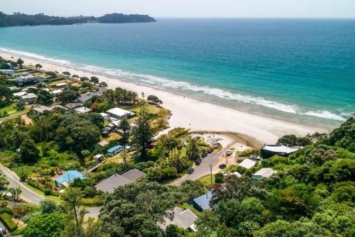 Onetangi House | Sunshine Cottage by the Sea - Stay Waiheke