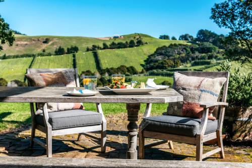 Onetangi House | The Vineyard Cottage at Cypress Ridge