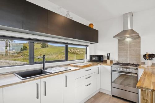 Moeraki House | Seabreeze Lookout - Moeraki Holiday Home