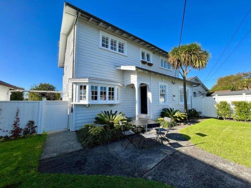Devonport House | Spacious Haven by Bespoke Stays