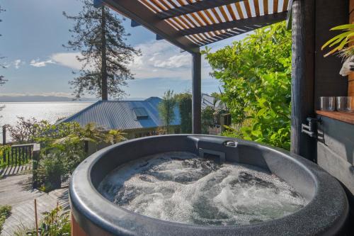 Atawhai House | Bangalow Bach - Views, Hot Tub, Sauna & Cold Plunge