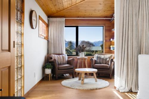 Wanaka House | 4BR Wanaka Home - Walk to That Wanaka Tree & Lake