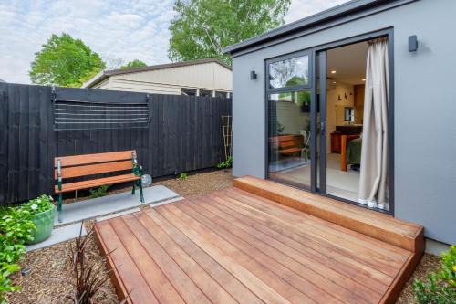 Saint Albans Apartment | The Nest - Modern Studio Retreat with Parking