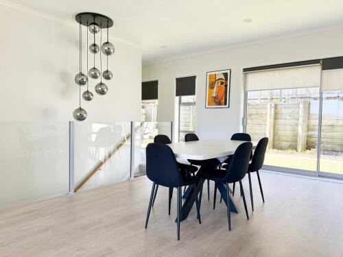 Johnsonville House | Cosy Luxe -Modern 3 bedroom home in Johnsonville