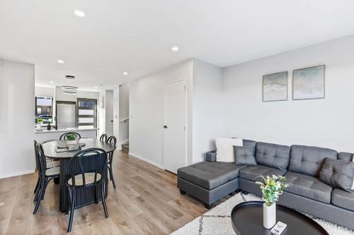Auckland Apartment | 4BR Townhouse Perfect for Families I Zodiak Stay