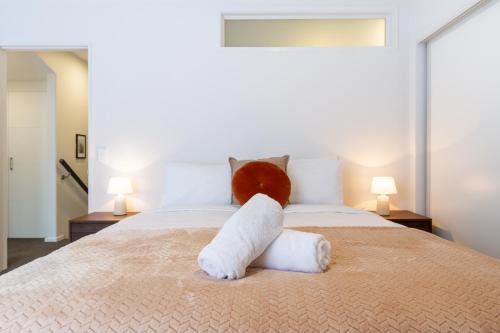 Addington Apartment | 3bed plus Garage, Minutes from the Action Sleeps 8