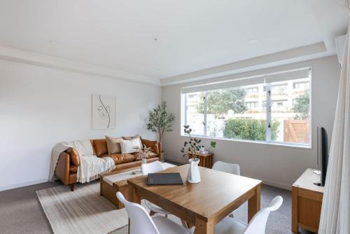 Mount Maunganui Apartment | Sunny Courtyard Dreaming Downtown with Pool & Gym