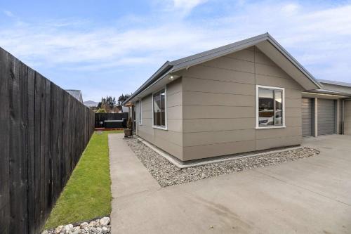 Lower Shotover Apartment | Shotover Country Serenity Spa Mountain Views