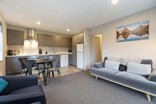 Lower Shotover Apartment | Shotover Country Serenity Spa Mountain Views