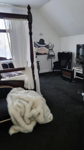 Henderson House | The Luxurious Manor - Very Large Bedroom with Private Ensuite