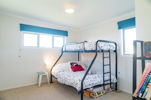Waihi Beach House | Reel retreat - sunny with views!