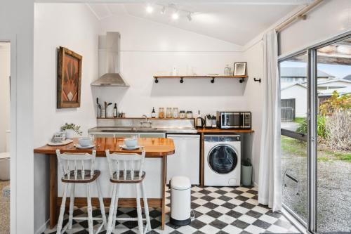 Gisborne Apartment | 950m to CBD - Instant Book Tidy Unit