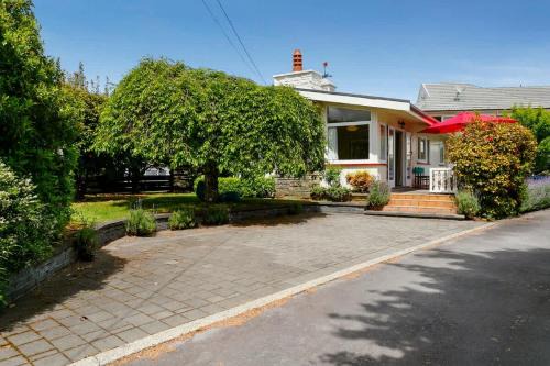 Rainbow Point House | Kiwiana Cottage 1 minute walk to the lake