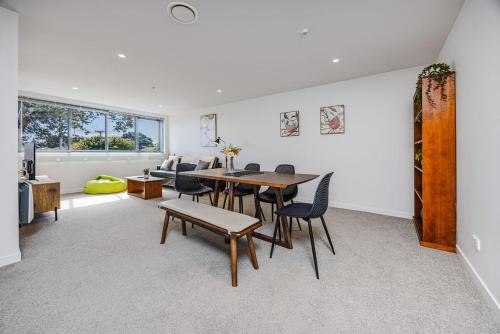 Mount Albert Apartment | Eden Vista 3 bedroom Apartment with free parking