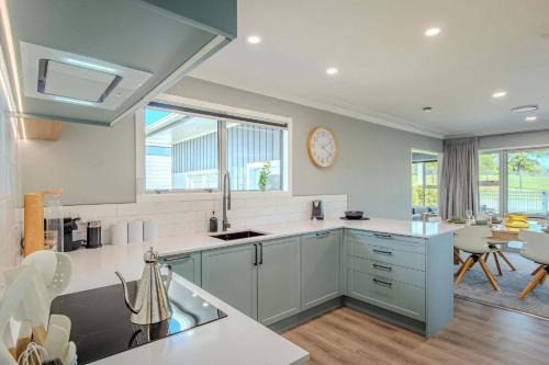Rotorua House | Fairway Views - Golf Course location with Spa Pool