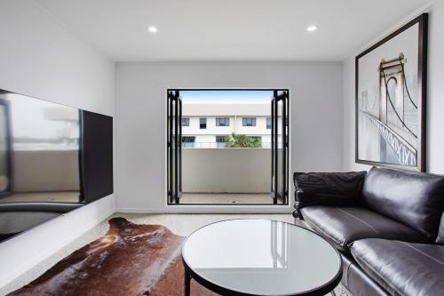 Manukau City Apartment | Chic Modern 2BR Heart of Manukau
