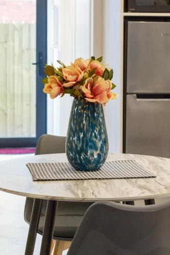 Christchurch City Centre Apartment | Bright & New Studio Unit Walk to Town