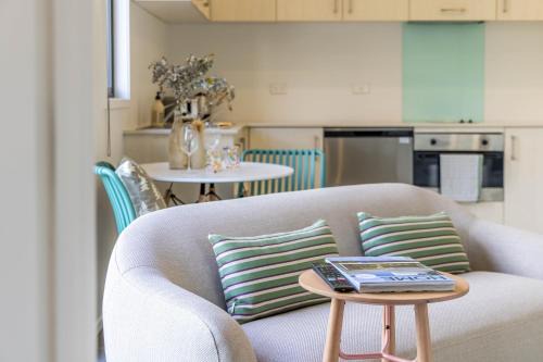 Auckland Central Business District Apartment | Modern Viaduct Apartment w pool gym Skytower views
