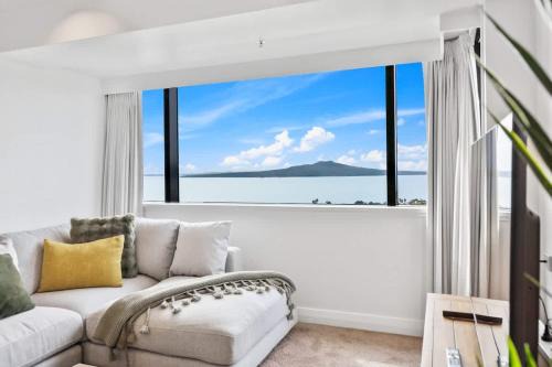Takapuna Apartment | Modern 1BR w Pool Gym Steps to Beach by Zodiak Stays