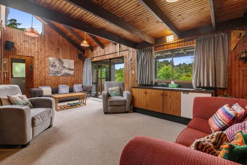 Okere Falls House | Lakeside Villa - Lake Rotoiti Holiday Home
