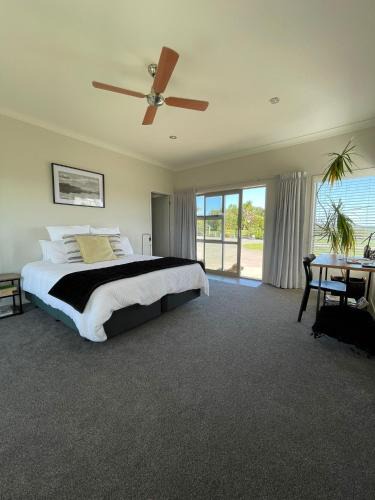 Ruakaka House | Views to unwind - self contained unit w/king bed