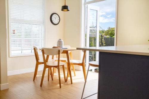 Somerfield Apartment | Leitch Cottage with carpark