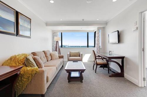 Takapuna Apartment | Luxurious Apt 1BR Free Carpark Gym 19th Floor