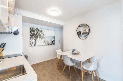 Grafton Apartment | Central 3BR Full Kitchen & Amenities Zodiak Stays