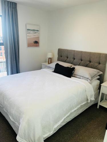 Merivale Apartment | New 2bed2bath townhouse with parking by Hagley Park