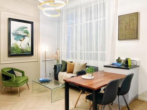 Auckland Central Business District Apartment | Stylish Chic Stunning 1BR Gem in The Heart of Queen St