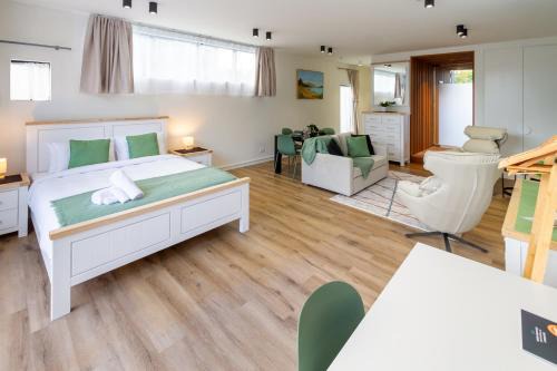 Christchurch City Centre Apartment | Luxury King studio with spa and private carpark