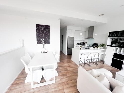 Albany Apartment | Luxury 2 Bedroom Apartment with cocktail bar and espresso machine