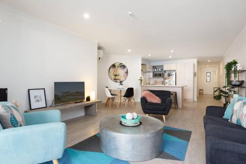 Mount Maunganui Apartment | Stylish and Spacious, Downtown Mount Maunganui