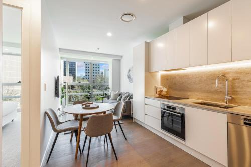 Auckland Central Business District Apartment | Chic Central Apt with Gym and Pool by Zodiak Stays